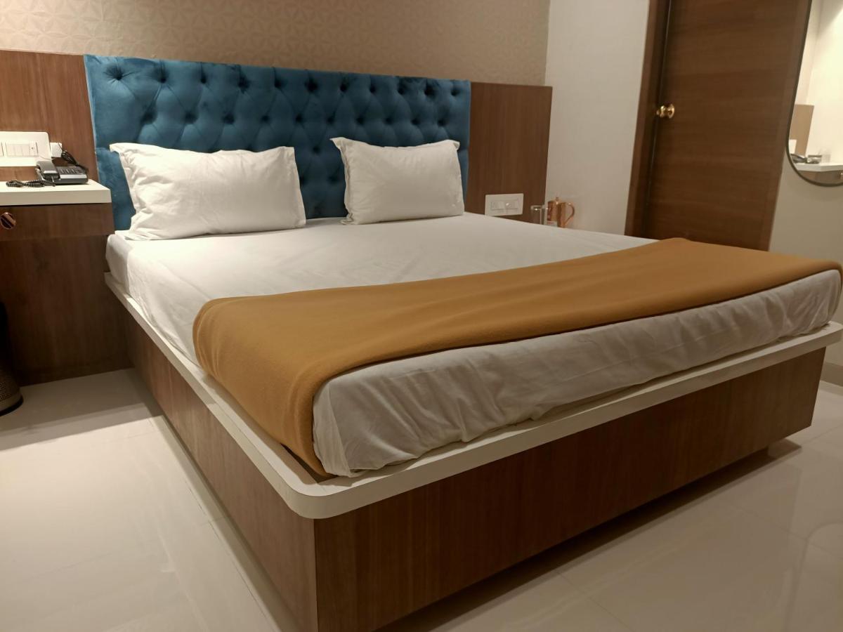 Hotel Elegance Mumbai Exterior photo