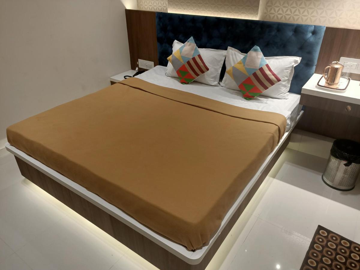 Hotel Elegance Mumbai Exterior photo
